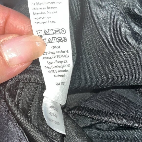 SPANX Black Vegan Faux Leather Pull On 5 Pocket Cropped Jeans  NWOT  Size XL - Picture 10 of 10